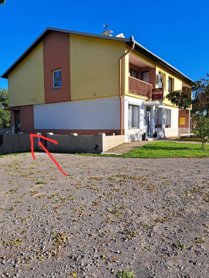 Naty Apartman Haniska Exterior foto